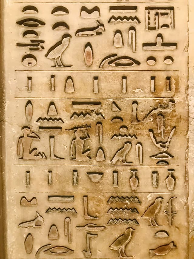Egyptische hiërogliefen in steen