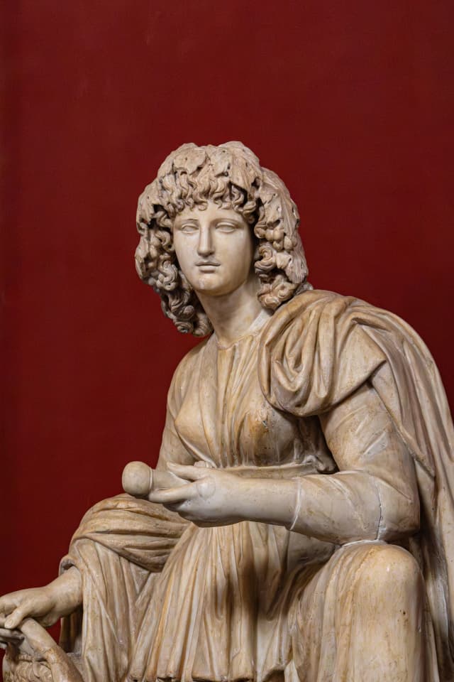 Romeins marmeren beeld van een hogepriesteres