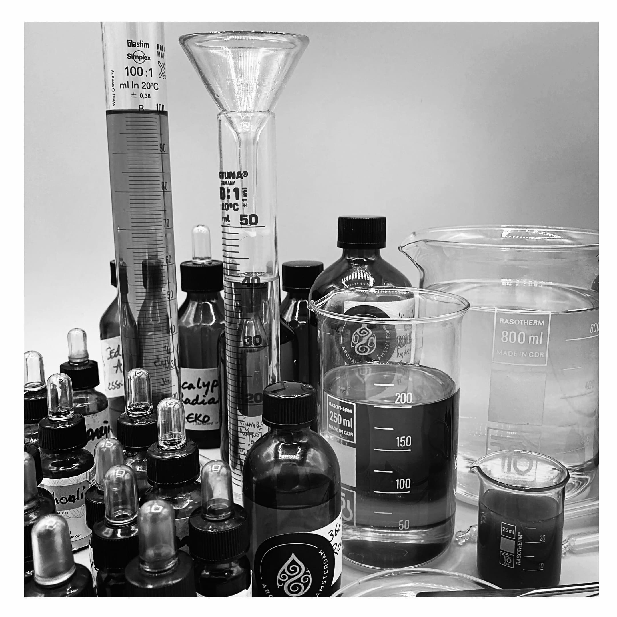 Flesjes essentiële olie en laboratoriumglas voor de workshop aromatherapie